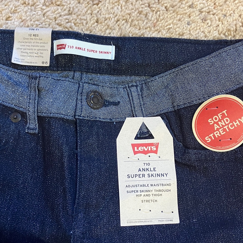 Levi’s Dark Blue Skinny Jeans - Picture 2 of 7